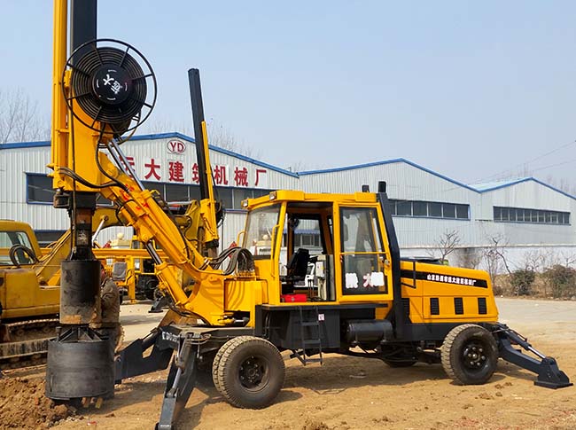 小型輪式旋挖機，適合於房屋建築、道路橋梁施工和建築工地使用